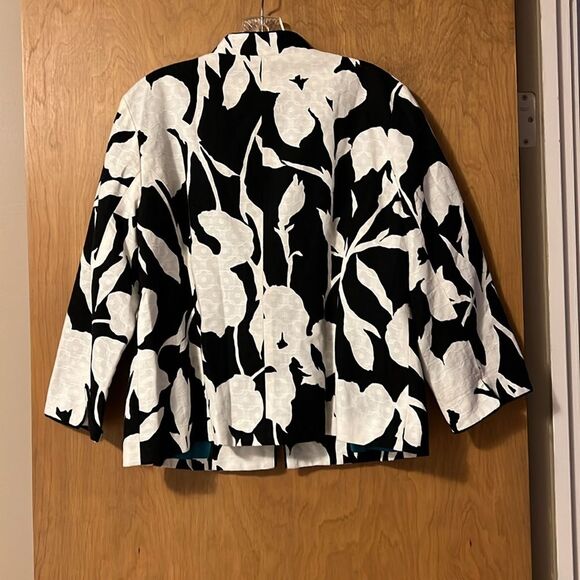 Beautiful Chico Jacket with textured print and 3/4 sleeves. - Picture 2 of 8